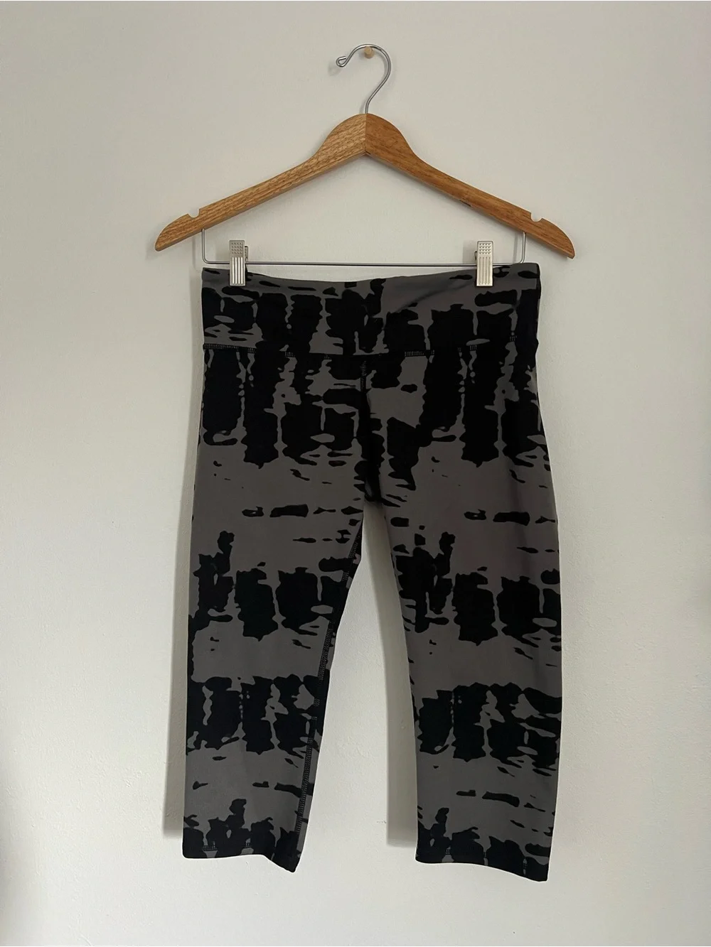 Alo Yoga Airbrush Abstract Print Capri Leggings Size Small Gray Black